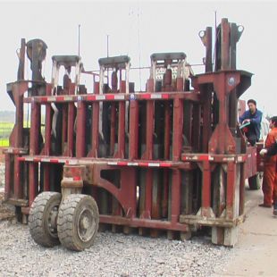 多錘頭破碎機(jī)——華興道路